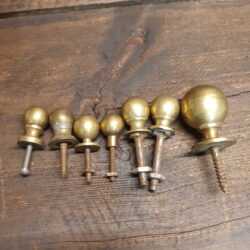 Selection of 7 No: Vintage Round Brass Door Knobs