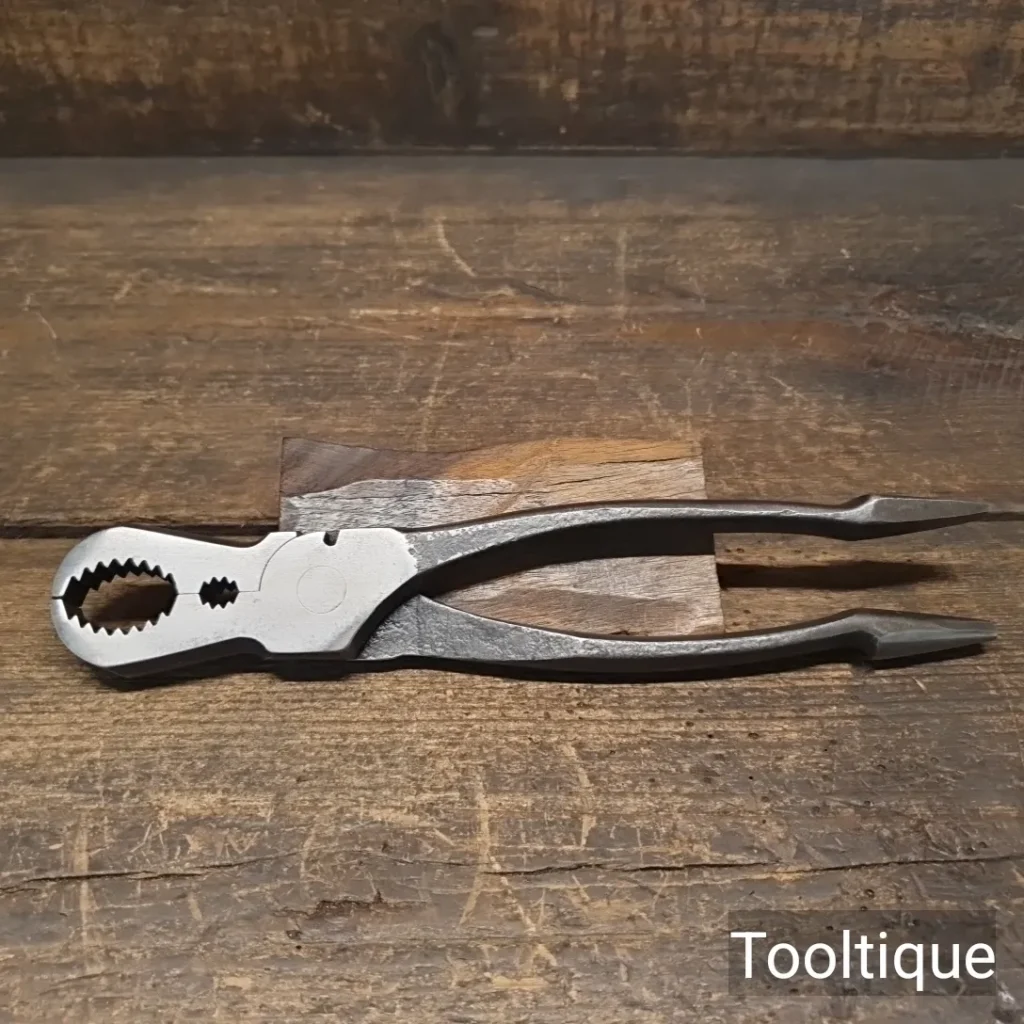 Crisp Vintage 9” Plumbers Gas Fitters Pipe Grip Pliers - Good Condition