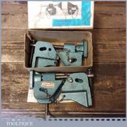 T11600 - Vintage Record No: 145 bench holdfast clamp complete with locking collar, in good used condition.