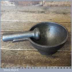 Vintage kitchenalia cast iron mortar and pestle with spout, in good used condition.