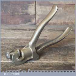 Vintage Eclipse No: 77 saw set in good used condition and ready for use.