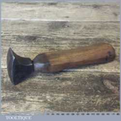 T14661 - Vintage shoemaker’s leatherworking glazing iron with beechwood handle in good used condition.