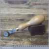 T14662 - Vintage shoemaker’s No: 12 leatherworking fudge wheel with beechwood handle in good used condition.