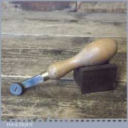 T14662 - Vintage shoemaker’s No: 12 leatherworking fudge wheel with beechwood handle in good used condition.