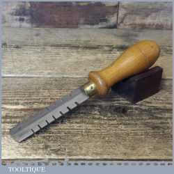 T17776 - Vintage old English saw wrest (set) with beechwood handle in good used condition.
