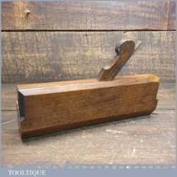 T22443 - Antique 18th century John Green (c.1774-1807) No: 18 round beechwood moulding plane in good used condition. The largest and smallest number sizes are always the hardest to find