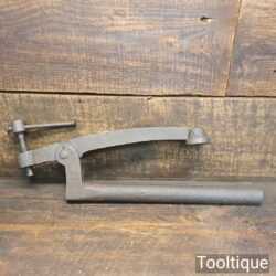 T24019 - Vintage bench holdfast clamp in good used condition and ready for use.