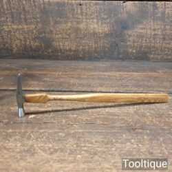 T25827 – Nice vintage jeweller’s hammer with an oak wood shaft in good used condition. There is a name which I cannot decipher but it seems to be a good quality hammer. Note: The hammer head is tight to the shank