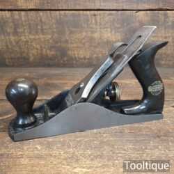 T25920 - Vintage Stanley USA No: 04 smoothing plane Pat Date (19-10) with original handles with decal, fully refurbished and in good used condition, ready to use.