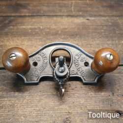 T27146 – Vintage Sargent & Co No: 61 closed throat hand router plane with 1 cutter in good used condition.